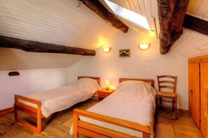 A small, cozy room with two wooden beds, a wooden chair, a nightstand with a lamp, and a wooden wardrobe. - I Pagliaghji - BISINCHI (BISINCHI)