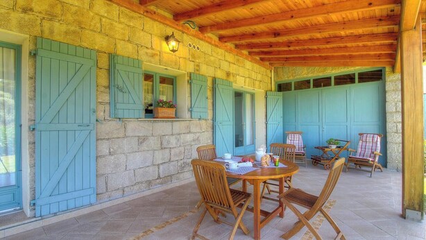 A covered outdoor dining area with wooden furniture and blue shutters. - Les oliviers 1 - SOLLACARO (SOLLACARO)
