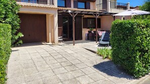 A two-story house with a covered patio, a garage, and a well-maintained garden. - Nice holiday house, 3 bedrooms, AIRCO upstairs, a secured residence with pools,slides. Wifi, at... (PORTIRAGNES)