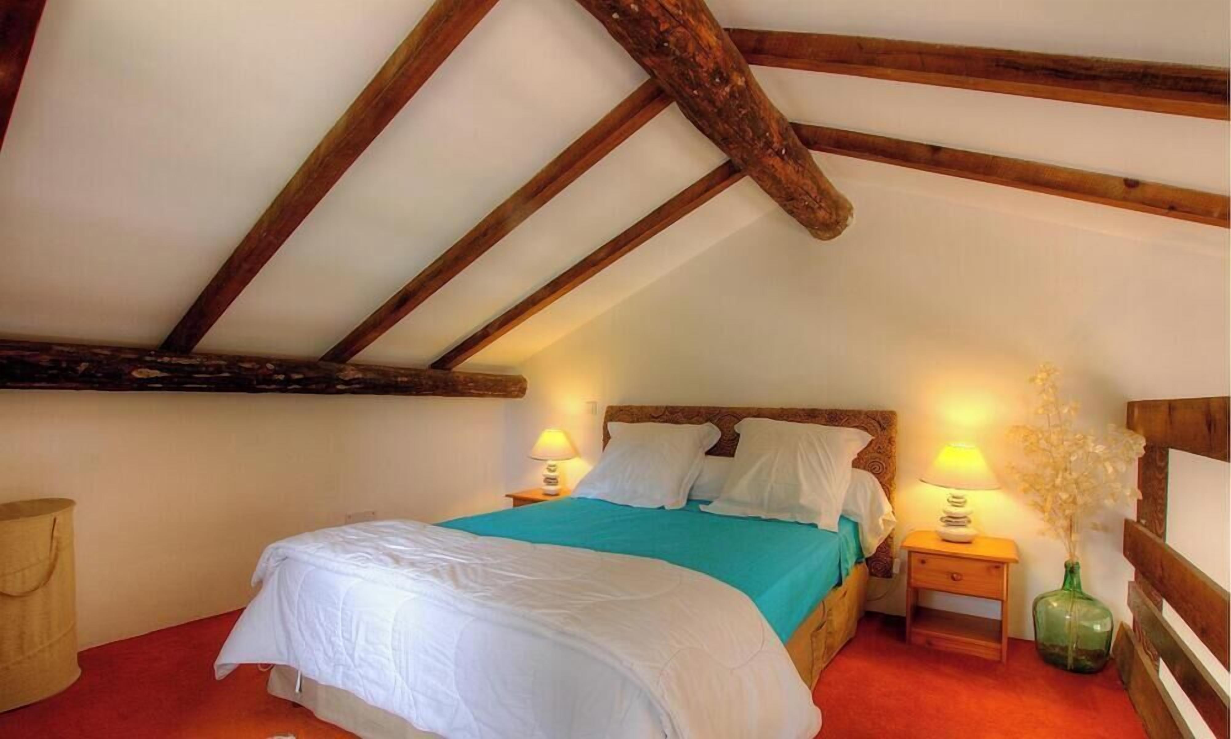 Travel cot, free WiFi