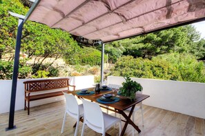 Outdoor dining - Vrbo Property (SAINT FLORENT)