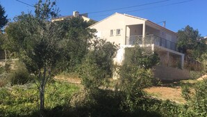 A two-story building with a balcony, surrounded by greenery and trees. - Ricarulu - CONCA - Gîte (CONCA)