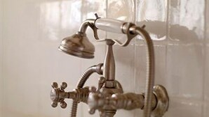 Eine Dusche im Vintage-Stil mit Handbrause und flexiblen Duschschlauch.