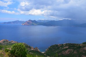 A coastal landscape with a view of the sea, mountains, and a clear sky. - A casetta - SANT ANDREA D'ORCINO (SANT ANDREA D'ORCINO)