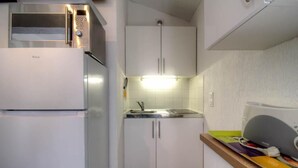 Refrigerador, microondas y tostadora