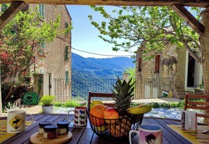 Outdoor dining - Vrbo Property (BALOGNA)