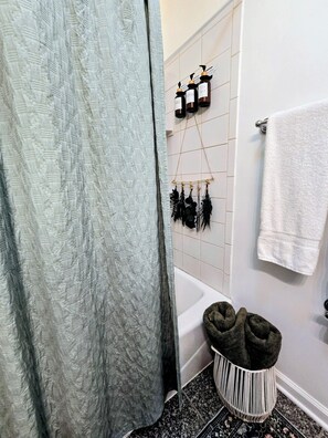 Bidet, serviettes fournies, savon, papier toilette