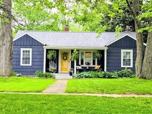 A two-story house with a front porch, a chimney, and a door with a wreath. - Cozy Perrysburg Retreat..Your Tranquil Downtown Escape (Perrysburg)