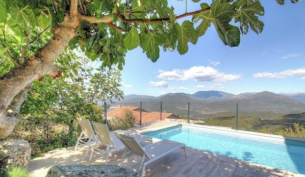 A pool with a view of mountains, a tree, and a fence. - Bleuet - SARTENE - Gîte (SARTENE)