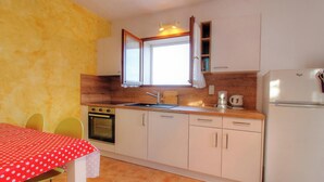 Una cocina equipada con estufa, horno, lavaplatos y refrigerador.
