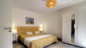 A bedroom with a bed, bedside tables, a wardrobe, and a hanging light fixture. - Cuccia - CORSCIA - Guest house (CORSCIA)