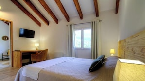 A bedroom with a bed, a desk, a chair, a television, and a window with curtains. - Cuccia - CORSCIA - Guest house (CORSCIA)