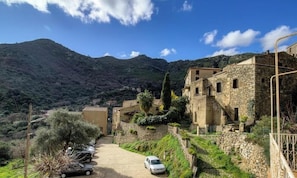 A stone building with a staircase leading up to a hilltop. - Anne-Lise - AVAPESSA (AVAPESSA)