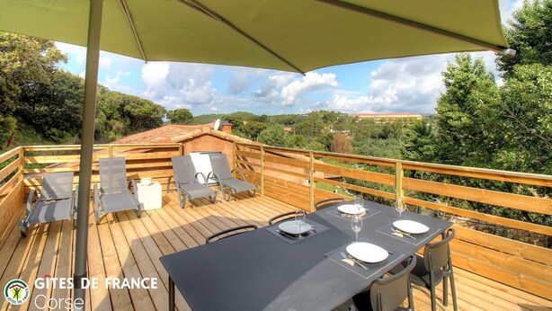 A wooden deck with outdoor seating and a table set for dining, overlooking a scenic landscape. - 2Calm - VIGGIANELLO - Gîte (VIGGIANELLO)