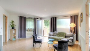 A modern living room with a sofa, two armchairs, a small coffee table, and a floor lamp. - 2Calm - VIGGIANELLO - Gîte (VIGGIANELLO)