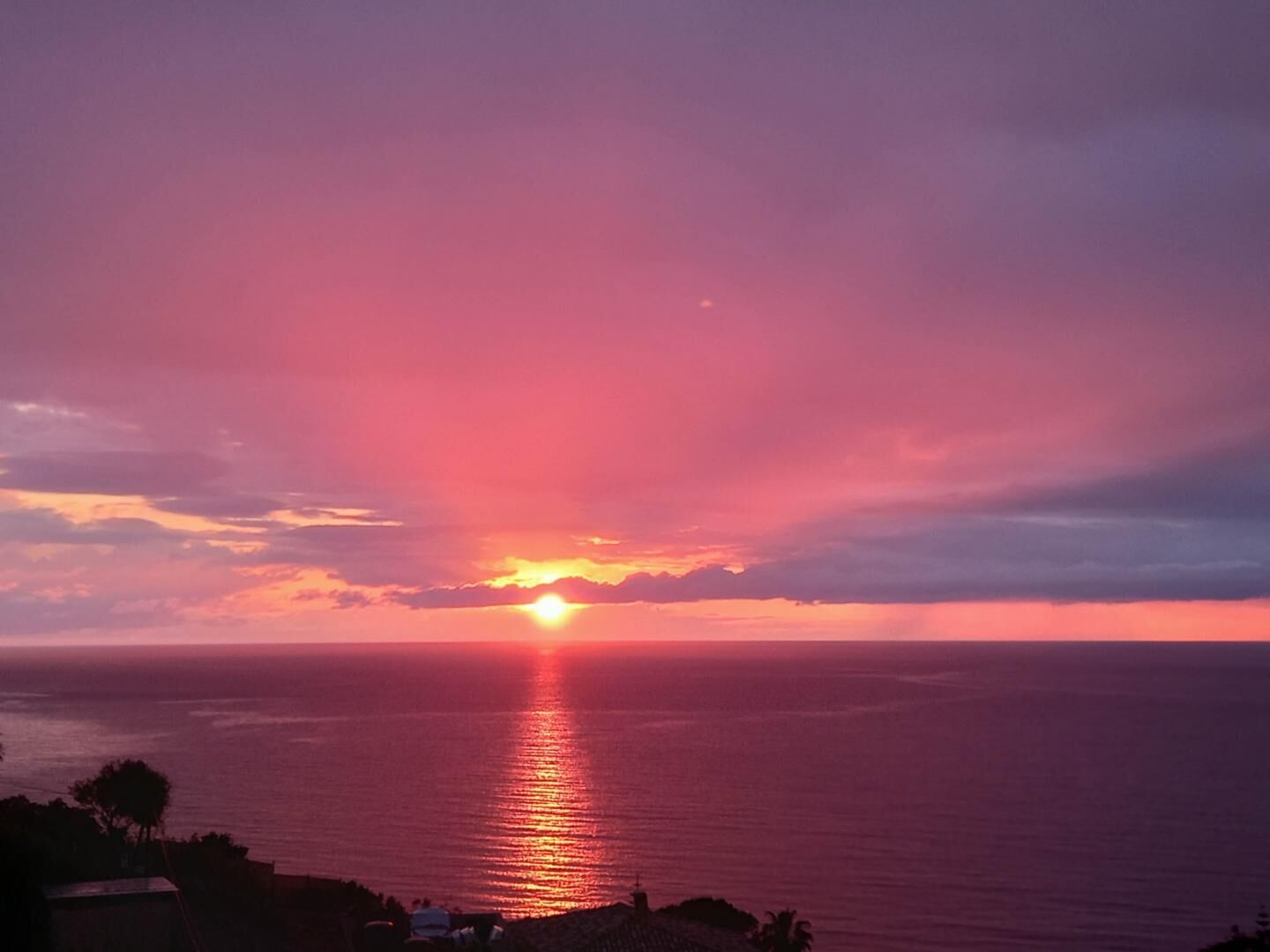 Een zonsondergang boven de oceaan met een heldere horizon.
