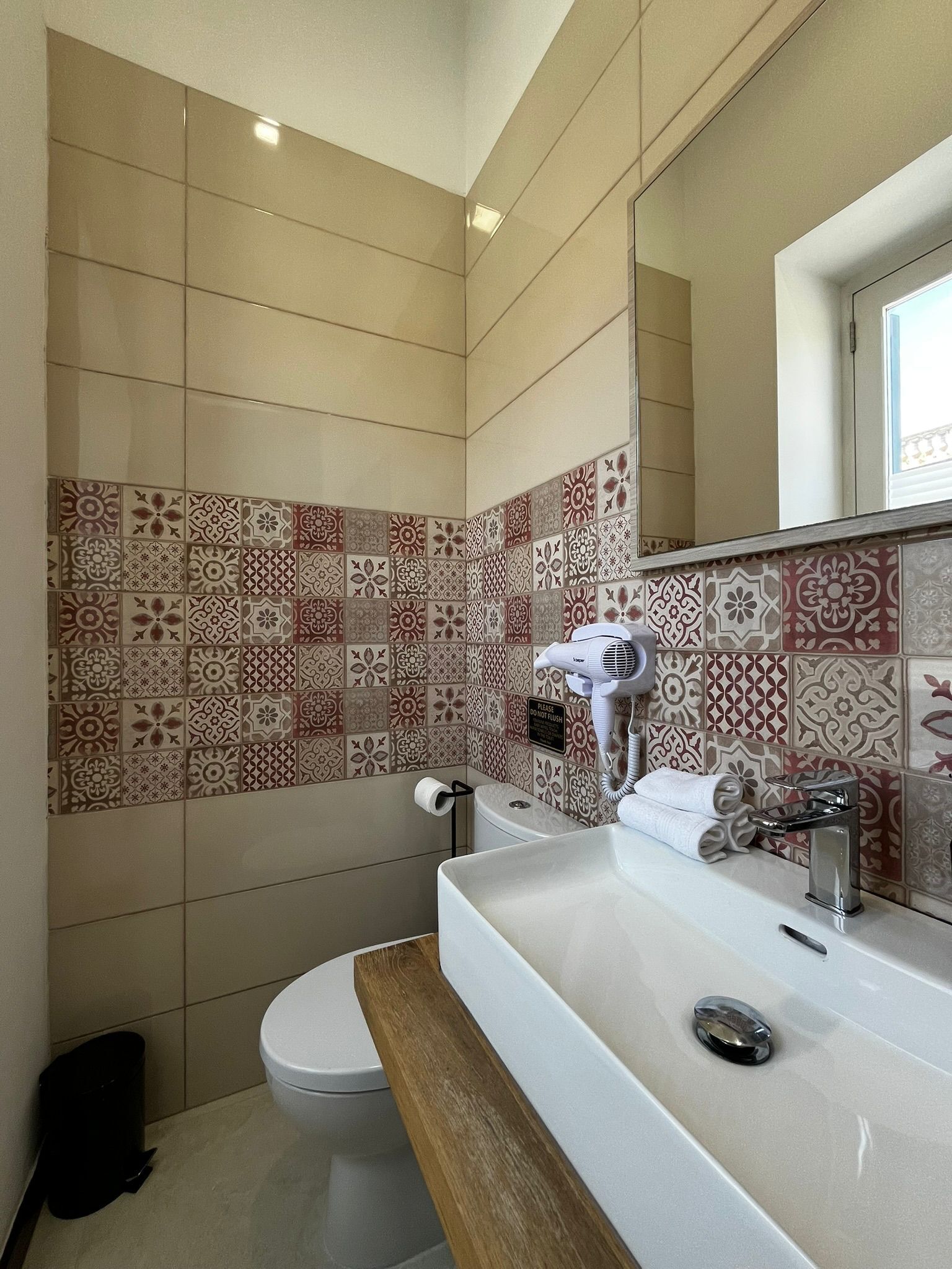 Slaapzaal, alleen vrouwen | Badkamer | Een haardroger, handdoeken, toiletpapier