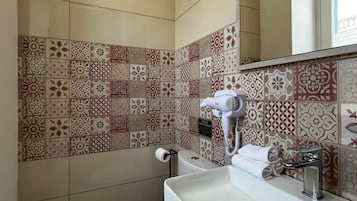 Slaapzaal, alleen vrouwen | Badkamer | Een haardroger, handdoeken, toiletpapier