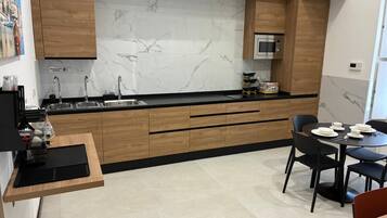 Full-size fridge, microwave, stovetop, dishwasher