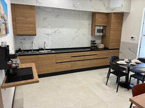 Full-sized fridge, microwave, stovetop, dishwasher - Central Hostel Malta (Birkirkara)