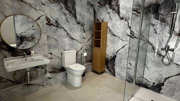 Classic Twin Room | Bathroom | Hair dryer, towels, toilet paper