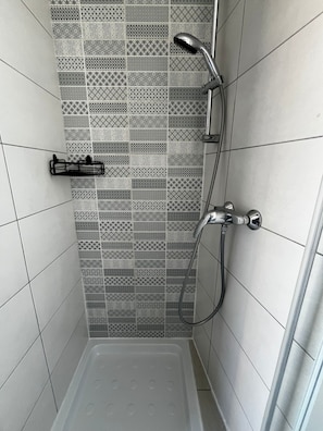 Dormitorio compartido básico, dormitorio mixto, baño compartido | Baño | Secador de pelo, toallas y papel higiénico