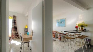Eine moderne Küche mit Essbereich, inklusive einer Karte an der Wand, einem Tisch mit Stühlen und einer Bar mit Hockern.