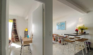 Eine moderne Küche mit Essbereich, inklusive einer Karte an der Wand, einem Tisch mit Stühlen und einer Bar mit Hockern.