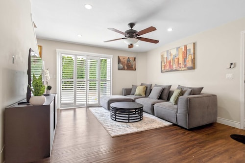 2BR Surrey Pool Suite Near White Rock