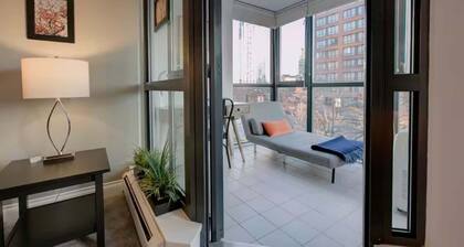 Modern Downtown Vancouver Condo, 2BR, Pool & Hot Tub