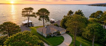 Bluewater Paradise - Luxury Lakefront Retreat with Open-Water Views