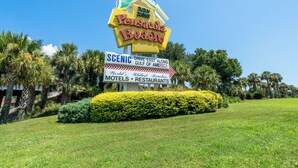 Unclassified image, 5 of 47, button - Anchors Up | Private Pool | Kayaks | Outdoor Games | My Beach Getawys (Pensacola)