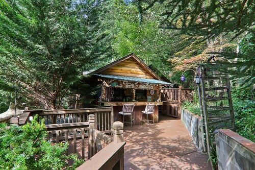 Adorable 1-bedroom cabin with AC in welcoming Bryson City