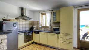 A compact kitchen with a refrigerator, oven, microwave, and dishwasher. - Mare e Torre - FARINOLE (FARINOLE)