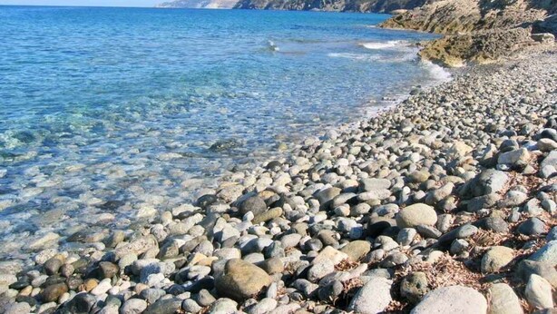 A rocky beach with clear water and distant mountains. - Mare e Torre - FARINOLE (FARINOLE)