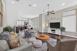 TV - Pet-Friendly Parkfront Home - Yard & Rooftop Views (Houston)