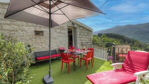 A terrace with a table and chairs, a bench, and a large umbrella. - Nanu - AULLENE - Gîte (AULLENE)