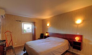 A bedroom with a bed, bedside lamps, a window, and a chair. - U Castagnu 2 - EVISA (EVISA)