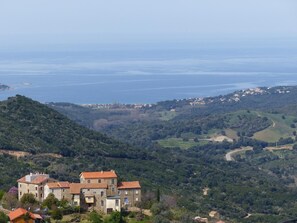 A hillside villa with multiple buildings, a winding road, and a view of the sea. - Appulatoddiu - CANNELLE D'ORCINO (CANNELLE D'ORCINO)