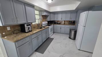 Geladeira, micro-ondas, fogão, cooktop