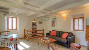 A living room with a sofa, a coffee table, a wooden bench, and a dining table with chairs. - Casa Sola - CARGESE - Guest house (CARGESE)