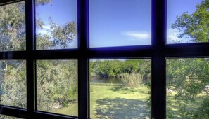 Blick durch ein Fenster mit mehreren Scheiben, wobei jede Scheibe verschiedene Außenansichten zeigt.