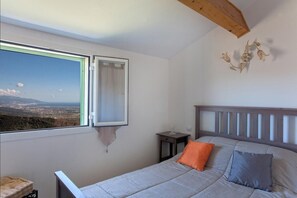 2 Schlafzimmer, Reisekinderbett