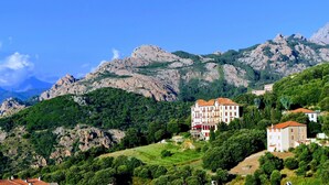 A mountainous landscape with buildings on a hillside. - Capu D'ortu - PIANA - Gîte (PIANA)