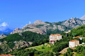 Un paisaje montañoso con edificios en una ladera.
