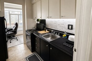 Private kitchen - Skyline 1BR w/ Balcony + City Views | High Floor | Steps to Yonge/Bloor! (Toronto)