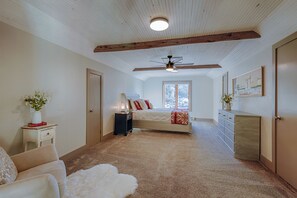 4 habitaciones, escritorio y tabla de planchar con plancha 