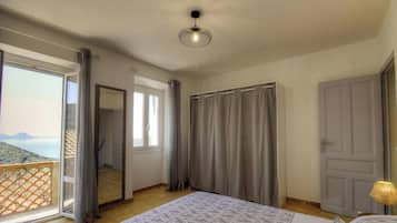 2 bedrooms, travel crib, WiFi (free)