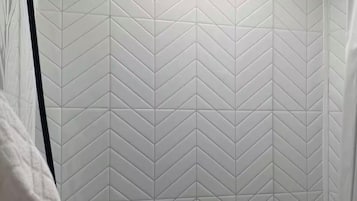 Secador de cabelo, toalhas de banho, sabonete, papel higiênico