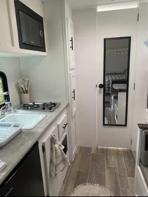 Private kitchen - Charming RV in friendly Bethpage (Bethpage)